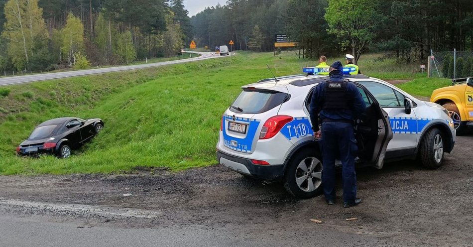 zdjęcie: Wracał z imprezy. Wjechał do przydrożnego rowu / fot. KMP w Olsztynie