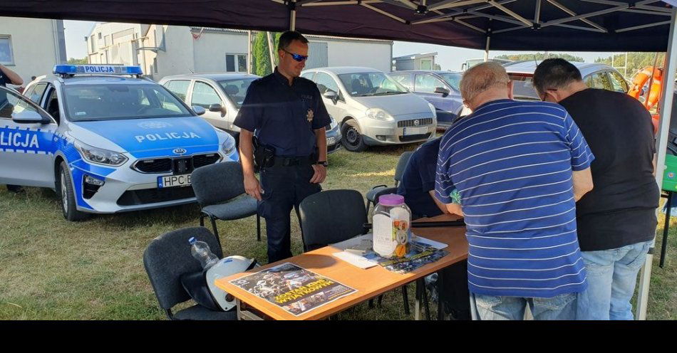 zdjęcie: Profilaktyczny udział policjantów z Fordonu w dożynkach w Otowicach / fot. KWP w Bydgoszczy