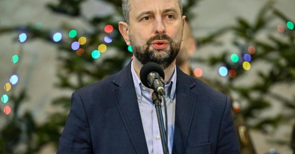 zdjęcie: Kosiniak-Kamysz: w Wigilię służbę pełni około 20 tysięcy polskich żołnierzy / Jasionka, 24.12.2025. Wicepremier, minister obrony narodowej Władysław Kosiniak-Kamysz podczas świątecznego spotkania z żołnierzami na terenie w Centrum Logistycznego Rzeszów-Jasionka (POLLOGHUB), 24 bm. Szef MON odwiedził również komponent wojsk holenderskich stacjonujących przy rzeszowskim lotnisku. (doro) PAP/Darek Delmanowicz