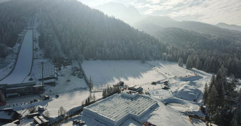 zdjęcie: Zakopane najcieplejszym miejscem w Polsce w poniedziałek / Zakopane, 01.02.2026. Śnieżny labirynt Snowlandii w Zakopanem, 1 bm. Atrakcja jest zlokalizowana pod Skocznią narciarską ,,Wielka Krokiew”. (ad) PAP/Grzegorz Momot
