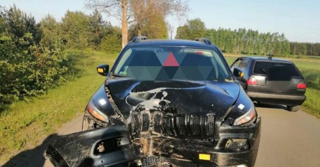 Pijany uderzył w drzewo i uciekł do lasu