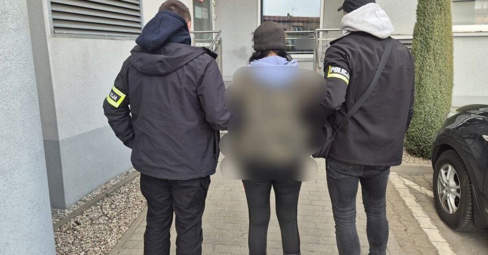 zdjęcie: Poszukiwana listem gończym zatrzymana w powiecie przysuskim / fot. KPP w Opocznie