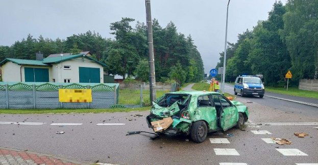 Policjanci pracowali przy zdarzeniu drogowym, gdzie audi wjechało betonowe ogrodzenie i słup energetyczny