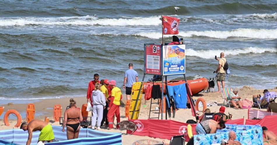 zdjęcie: Czerwone flagi na nadmorskich kąpieliskach z powodu wysokich fal i silnych prądów wstecznych / fot. PAP
