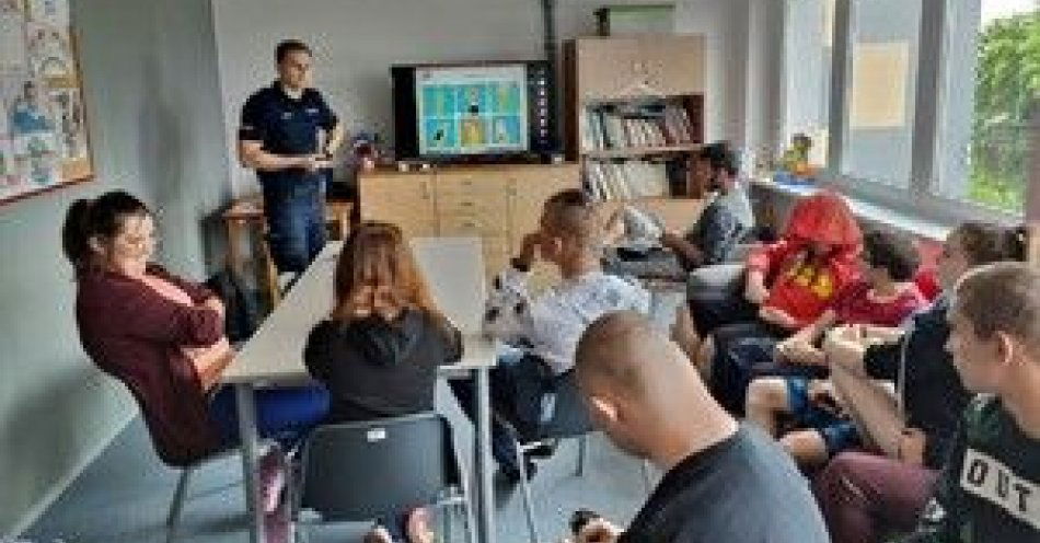 zdjęcie: Przedwakacyjny wykład o uzależnianiach / fot. KPP w Łasku