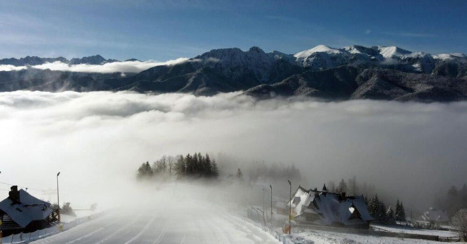 zdjęcie: IMGW ostrzega przed intensywnymi opadami śniegu i zamieciami śnieżnymi / Zakopane, 16.03.2025. Poranne mgły nad Kotliną Zakopiańską, 16 bm. Po fali ciepłych dni w Tatry wróciła zima. 
(gm/dw) PAP/Grzegorz Momot
