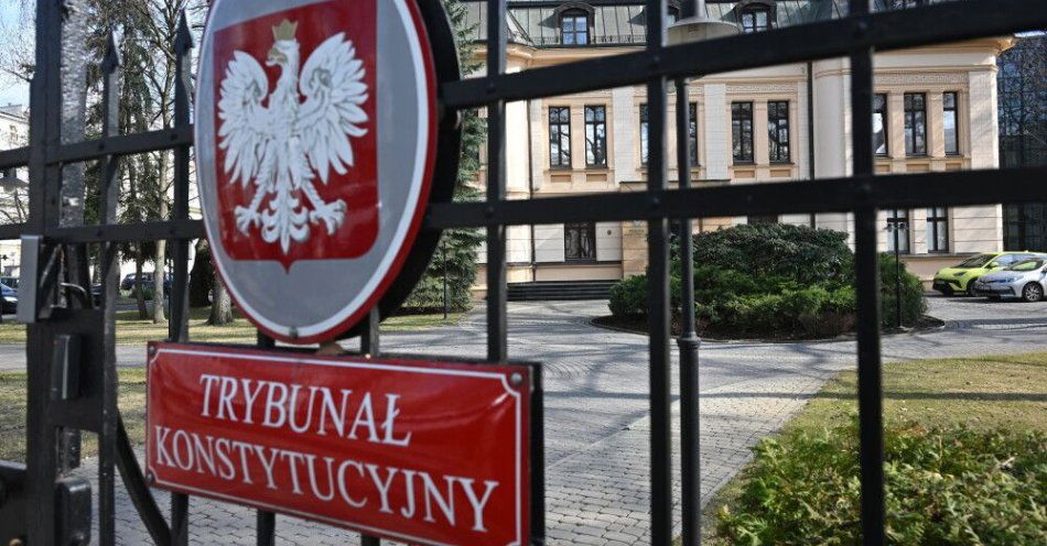 zdjęcie: Sprawa małżeństw jednopłciowych: posłowie PiS zaskarżyli do TK Prawo o aktach stanu cywilnego / Warszawa, 17.03.2026. Siedziba Trybunału Konstytucyjnego w Warszawie, 17 bm. Trybunał Konstytucyjny ma zająć się wnioskiem posłów PiS ws. przepisów odnoszących się do procedury wyboru sędziów TK przez Sejm. (mr) PAP/Radek Pietruszka