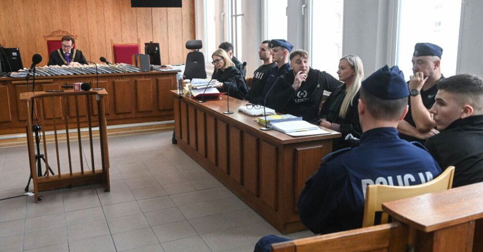 zdjęcie: Sąd zgodził się na zamianę aresztu tymczasowego oskarżonym w procesie Łukasza Żaka / Warszawa, 09.10.2025. Oskarżony Łukasz Żak (5P) oraz sędzia Maciej Mitera (L) na sali rozpraw Sądu Rejonowego dla Warszawy-Śródmieścia, 9 bm. Trwa proces o spowodowanie śmiertelnego wypadku na Trasie Łazienkowskiej we wrześniu 2024 r. Uczestniczyli w nim kierujący volkswagenem arteonem Łukasz Żak, a także jadąca fordem focusem czteroosobowa rodzina. W wyniku zderzenia zginął 37-letni pasażer forda Rafał P. Do szpitala trafiły trzy osoby z tego auta. Tuż przed wypadkiem auto Łukasza Żaka pędziło 