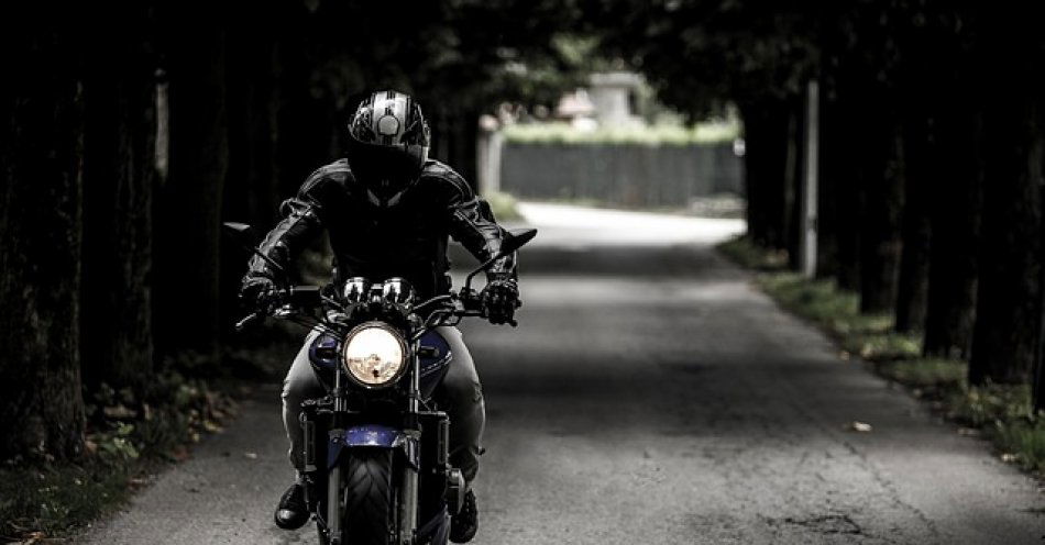 zdjęcie: Ręka z manetki - sezon motocyklowy w pełni / pixabay/407123