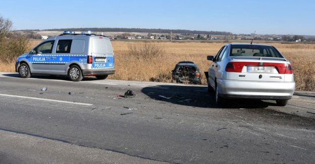 Niezachowanie bezpiecznej odległości przyczyną zdarzenia na DK 17