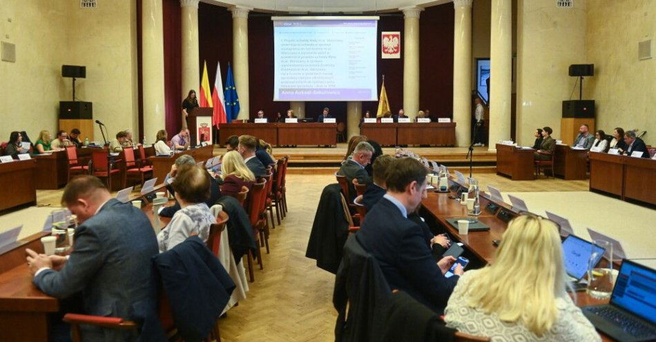 zdjęcie: Warszawa: radni wprowadzili nocną prohibicję w dwóch dzielnicach / Warszawa, 02.10.2025. XXVII sesja Rady m.st. Warszawy w stołecznym Pałacu Kultury i Nauki, 2 bm. Radni zajmą się projektami dotyczącymi zakazu nocnej sprzedaży alkoholu. (ad) PAP/Piotr Nowak