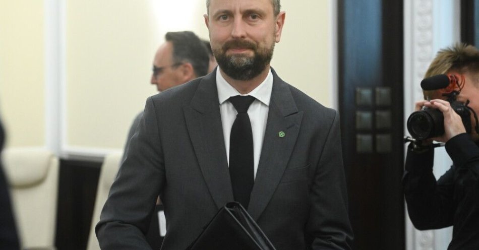 zdjęcie: Bayraktar będzie pomagać w poszukiwaniu sprawcy strzelaniny w Starej Wsi / fot. PAP