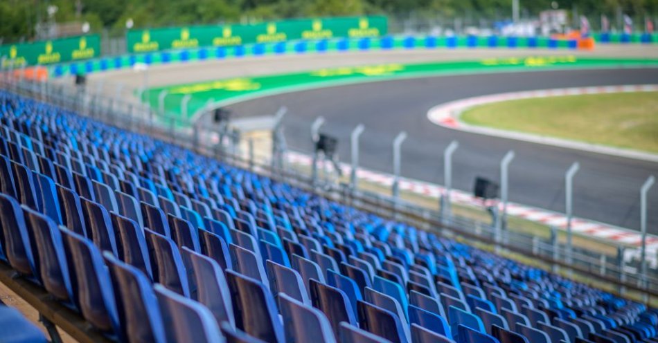 zdjęcie: Forum by Nowy Styl na torze F1 na Węgrzech. Krzesełka stadionowe wypełniły trybuny toru F1 Hungaroring / fot. nadesłane