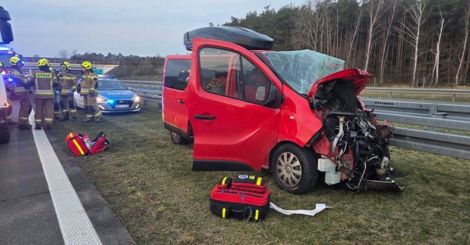 zdjęcie: Cztery osoby ranne po zderzeniu Renault z ciężarówką na S8 / fot. KPP w Pabianicach