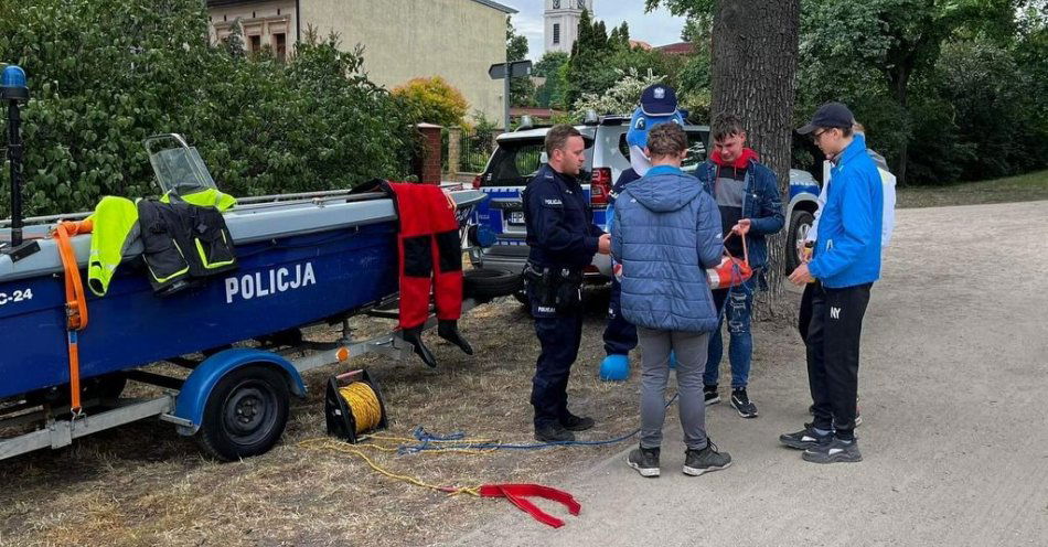 zdjęcie: „Aktywni Błękitni – Szkoła Przyjazna Wodzie” z bydgoskimi „wodniakami” / fot. KWP w Bydgoszczy