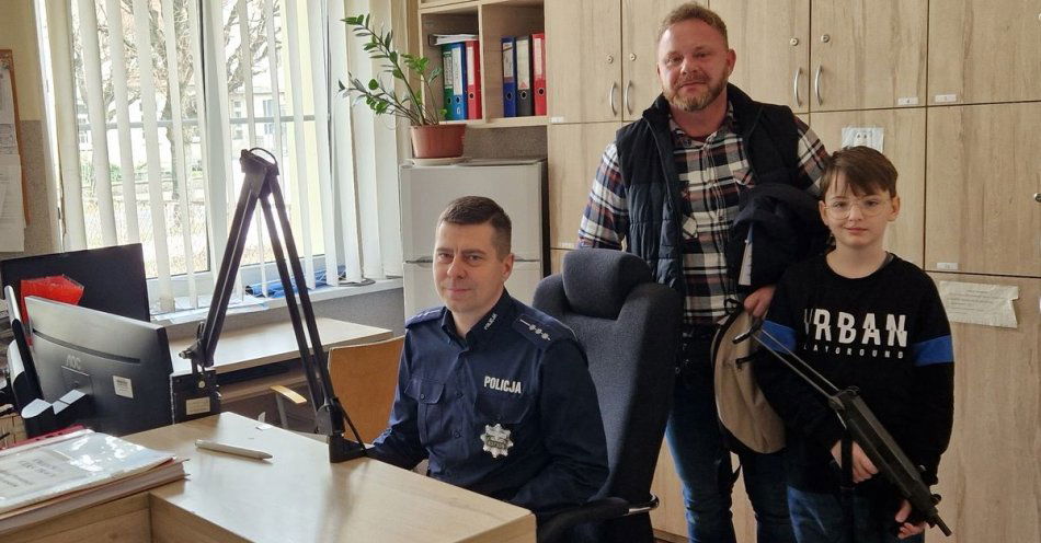 zdjęcie: Honorowy gość w progach ostrzeszowskiej komendy / fot. KPP Ostrzeszów