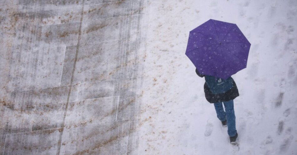 zdjęcie: IMGW: ostrzeżenia przed silnym mrozem na północy i w centrum oraz gołoledzią na południu / Warszawa, 14.01.2026. Opady śniegu w Warszawie, 14 bm. W najbliższych dniach na większości obszaru kraju spodziewane jest duże zachmurzenie i opady śniegu lub marznącego deszczu. (jm) PAP/Leszek Szymański ***Do tego materiału zdjęciowego dostępna jest również depesza w systemie CSI, pt.: Najbliższe dni będą pochmurne, spadnie śnieg i marznący deszcz***