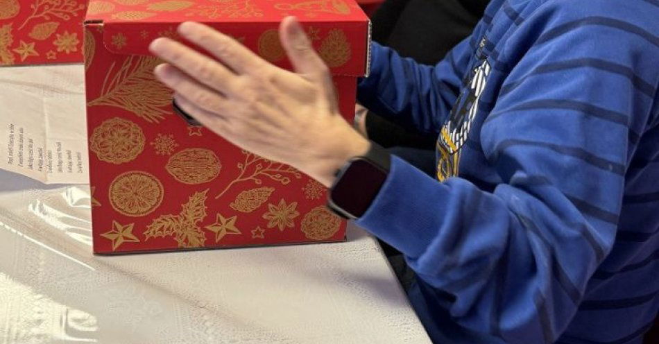 zdjęcie: Policyjny Niebieski Mikołaj rozdawał prezenty w Tczewie / fot. KPP w Tczewie