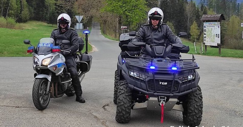 zdjęcie: Policjanci jeleniogórskiej drogówki w patrolu na motocyklu i quadzie / fot. KMP w Jeleniej Górze