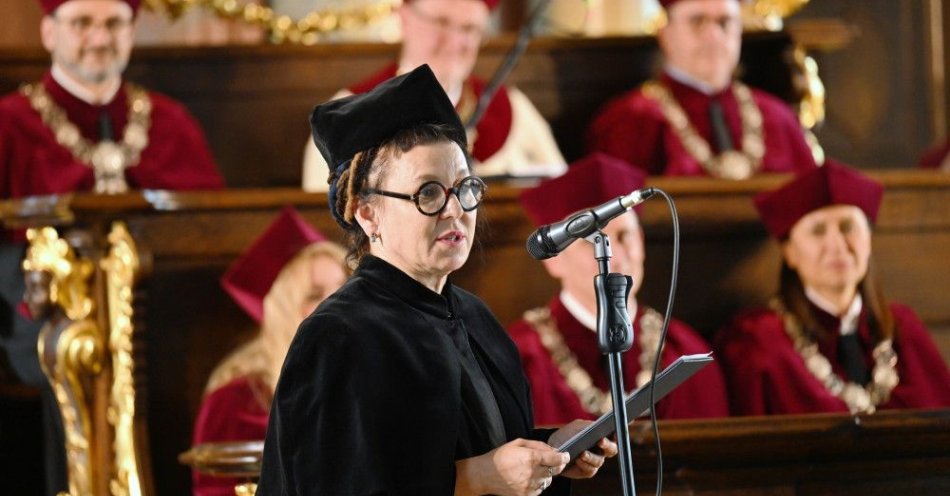 zdjęcie: Olga Tokarczuk z tytułem doktora honoris causa Uniwersytetu Wrocławskiego / fot. PAP