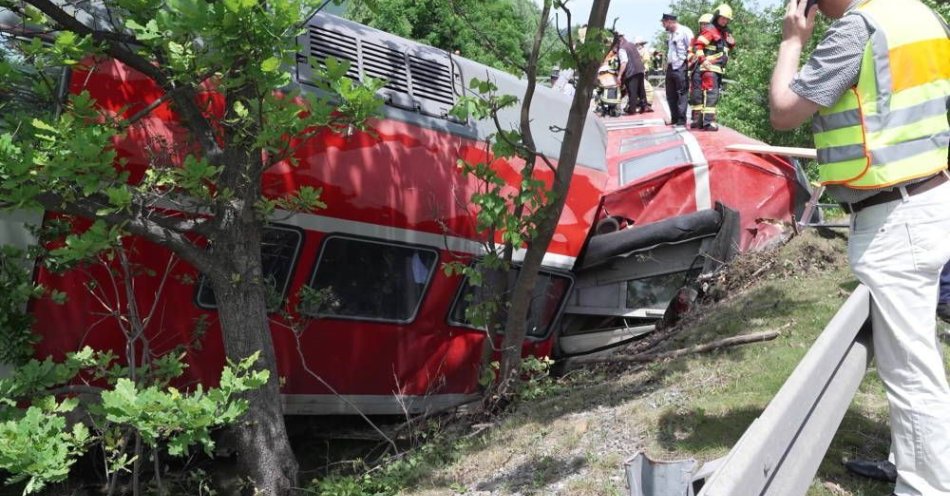 zdjęcie: Atastrofa kolejowa w Bawarii - cztery osoby zginęły, kilkadziesiąt poważnie rannych / fot. PAP
