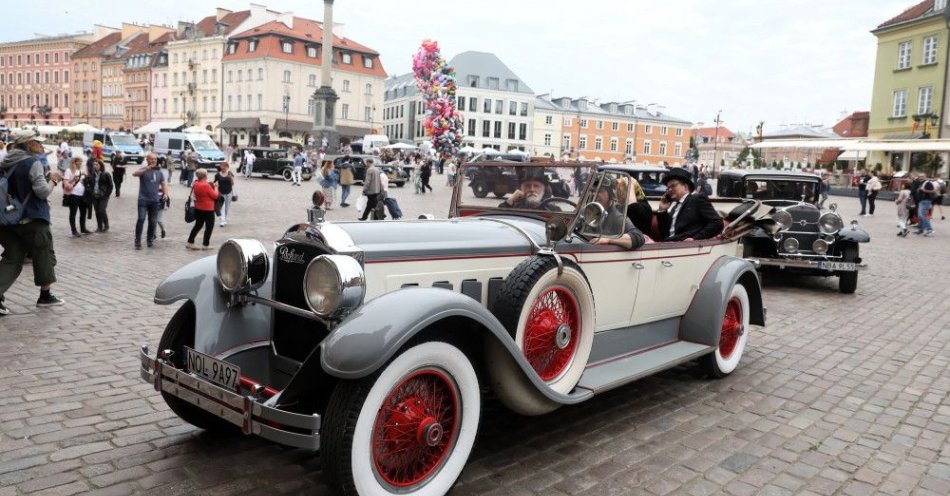 zdjęcie: Samochody prezydentów II RP na wystawie w Zamku Królewskim / fot. PAP