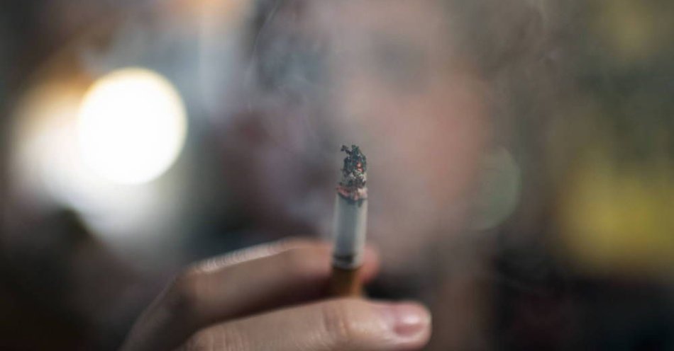 zdjęcie: Tzw. palenie z trzeciej ręki uszkadza skórę / fot. PAP