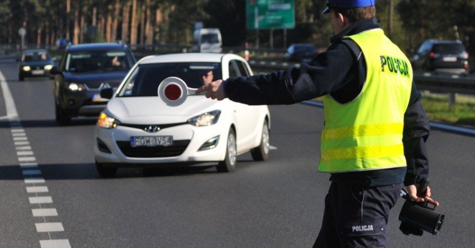 zdjęcie: Wzmożone działania policji na drogach w trakcie długiego weekendu / fot. PAP