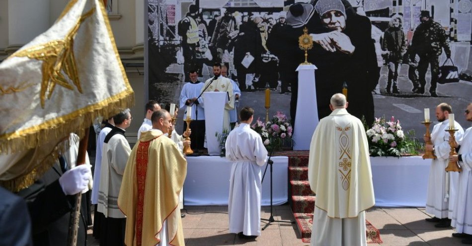 zdjęcie: Na trasie procesji Bożego Ciała ołtarz nawiązujący do pomocy uchodźcom / fot. PAP