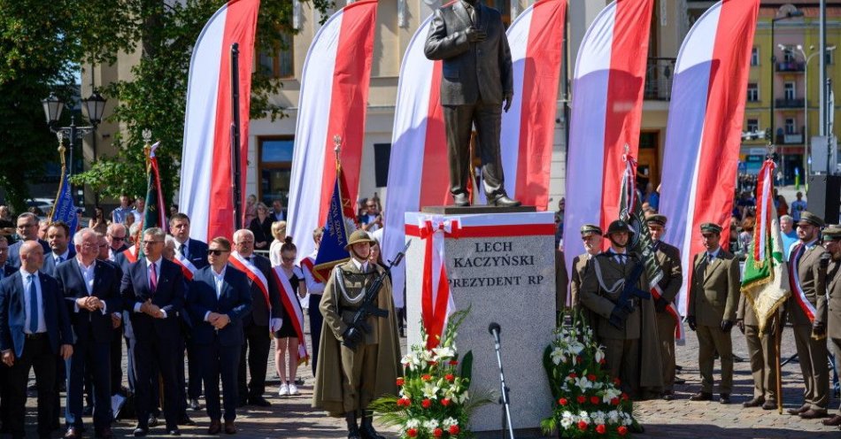 zdjęcie: Odsłonięto pomnik upamiętniający Lecha Kaczyńskiego / fot. PAP