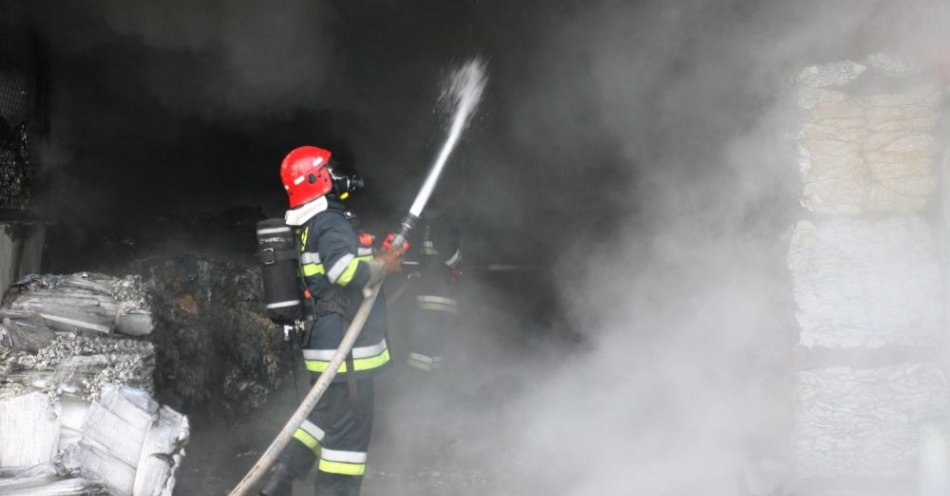 zdjęcie: Wielki pożar składowiska tekstyliów w Kamieńcu / fot. PAP