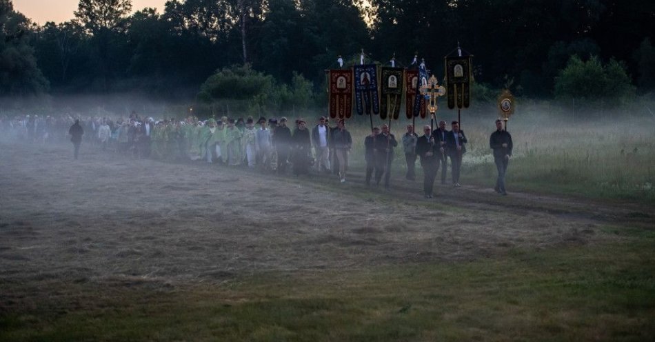 zdjęcie: O wschodzie słońca prawosławni przeszli w procesji wśród nadbużańskich łąk / fot. PAP