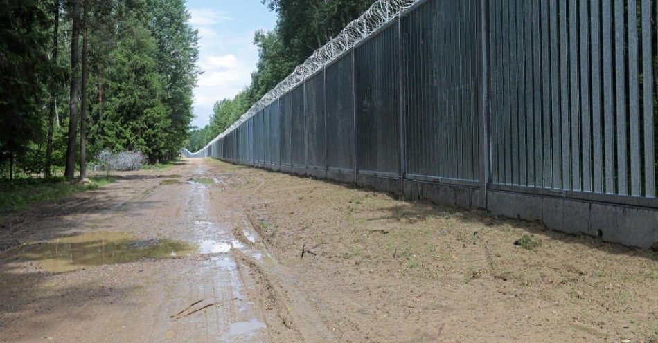 zdjęcie: Kończą się prace przy budowie bariery fizycznej na granicy polsko-białoruskiej / fot. PAP