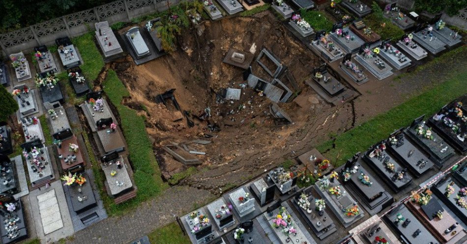 zdjęcie: Na cmentarzu w Trzebini zapadła się ziemia, mieszkańcy obawiają się kolejnych zapadlisk / fot. PAP