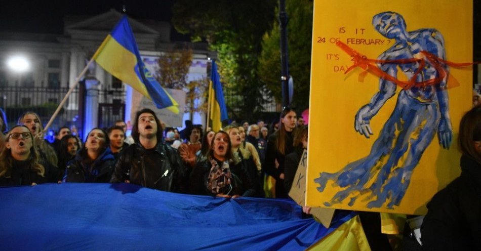 zdjęcie: Protest przeciw wojnie na Ukrainie przed ambasadą Rosji w Warszawie / fot. PAP