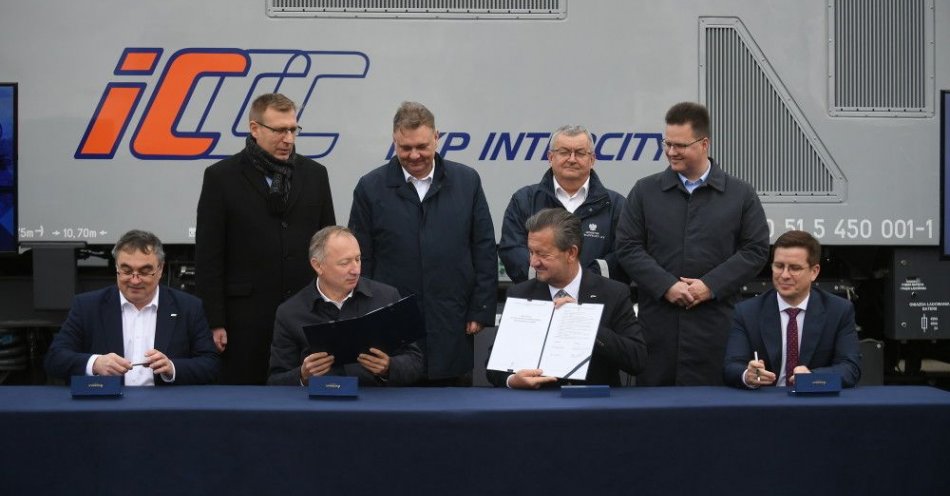 zdjęcie: PKP Intercity podpisało kontrakt na kupno lokomotyw hybrydowych za ponad 550 mln zł / fot. PAP