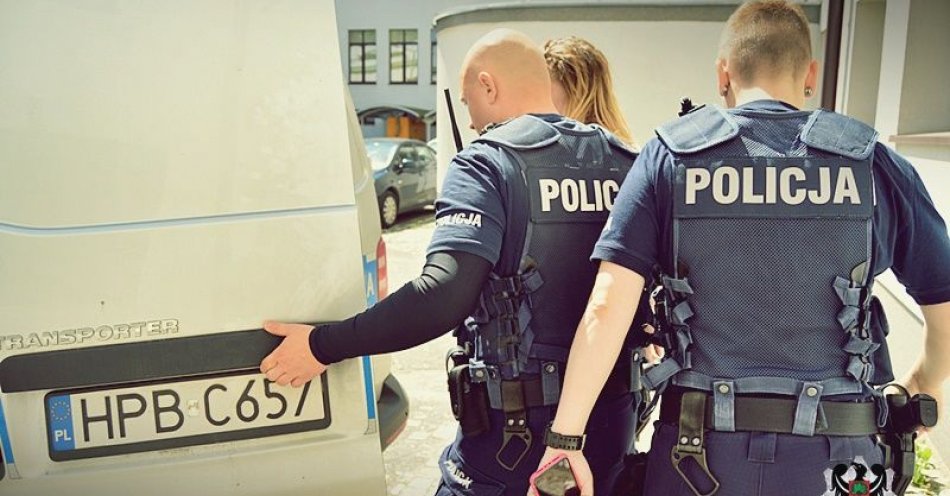 zdjęcie: Została ujęta na kradzieży sklepowej. Policjanci szybko ustalili, że na pobliski parking przyjechała samochodem pomimo sądowych zakazów / fot. KMP w Wałbrzychu