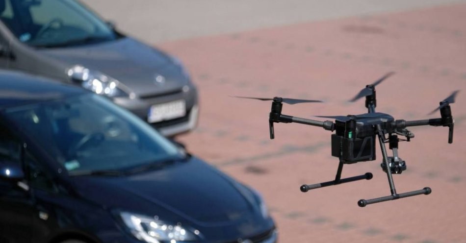 zdjęcie: Drony i śmigłowce kontrolowały ruch na drogach w długi weekend / fot. PAP