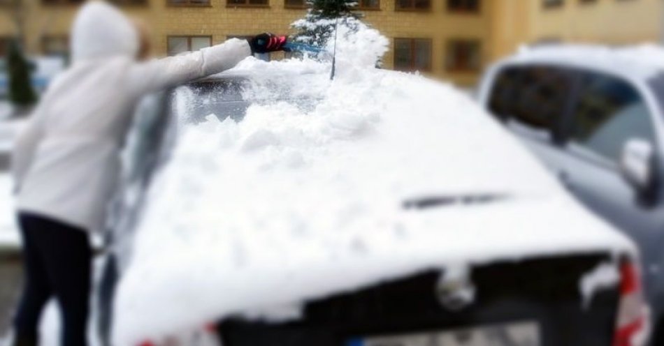 zdjęcie: Kierowco! Odśnieżanie auta to Twój obowiązek / fot. KMP w Radomiu