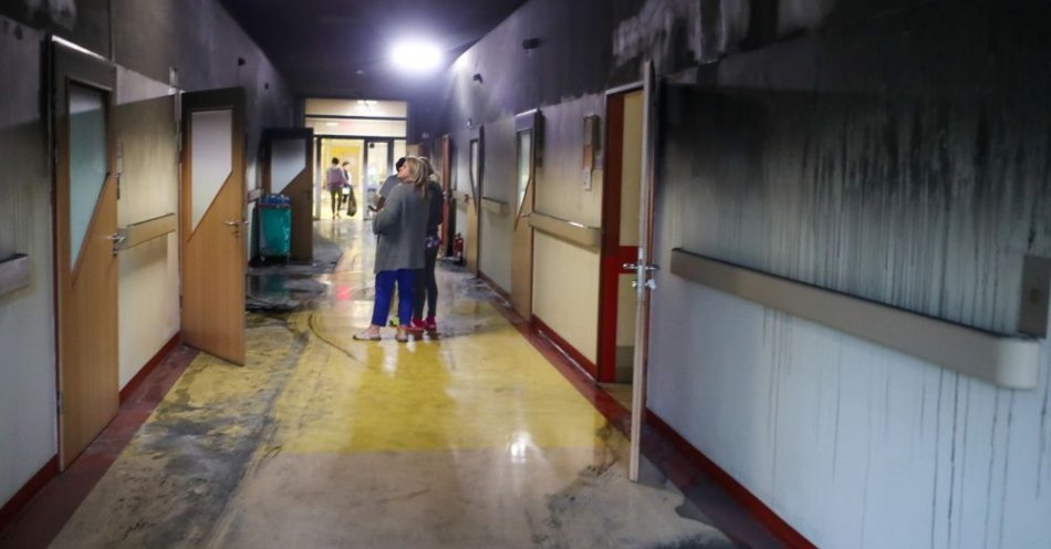 zdjęcie: Szpital Chorób Płuc szacuje straty po pożarze, w którym zginął pacjent / fot. PAP
