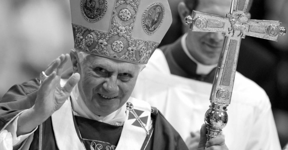 zdjęcie: Benedykt XVI - Mozart teologii, skromny pracownik winnicy Pana, papież łagodności i odwagi / fot. PAP