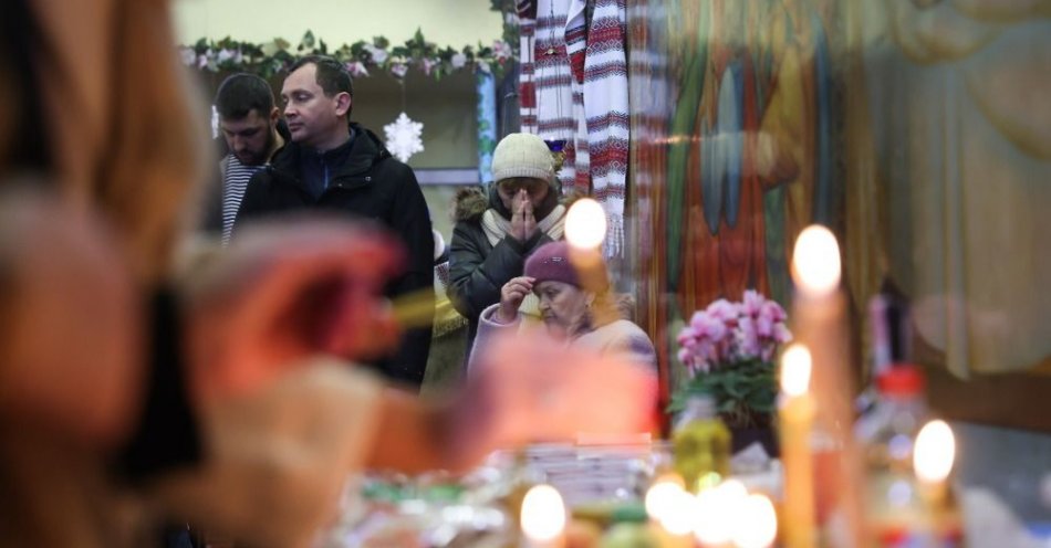 zdjęcie: Smutne święta prawosławne w Odessie, ludzie skupieni na wydarzeniach wojennych / fot. PAP