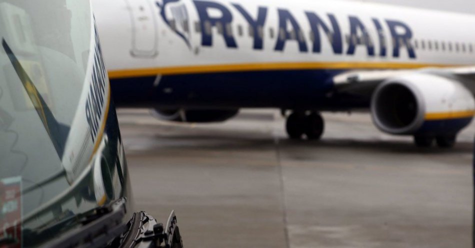 zdjęcie: Samolot linii Ryanair lecący z Katowic do Aten wylądował bezpiecznie w asyście greckich myśliwców; podczas lotu pilot poinformował o zagrożeniu bombow / fot. PAP