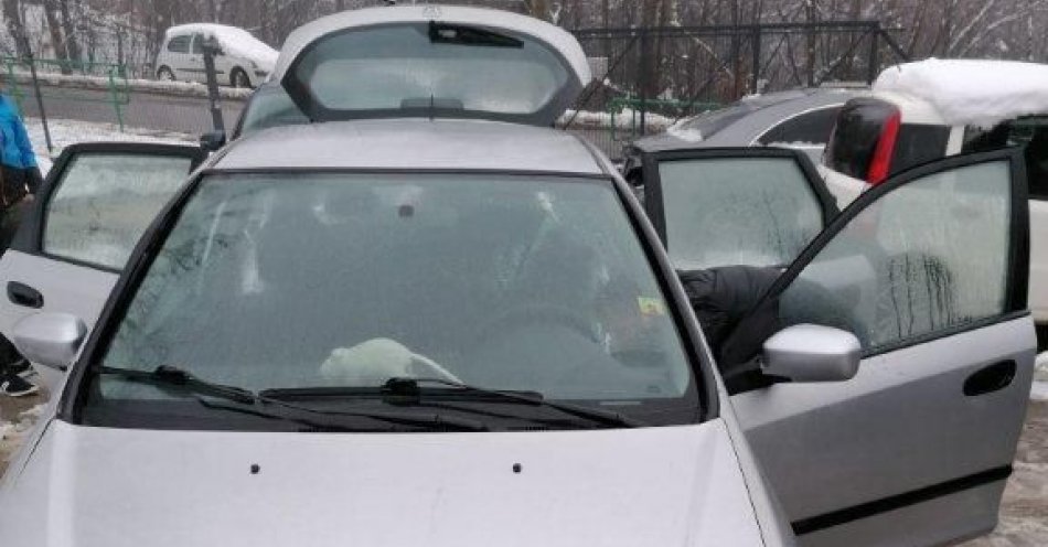 zdjęcie: Wieliccy kryminalni zatrzymali trzech mężczyzn podejrzanych o uszkodzenie samochodu i groźby karalne / fot. KMP w Wieliczce