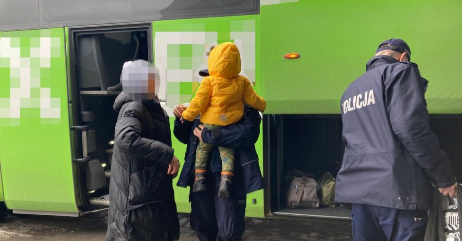 zdjęcie: Dzięki policjantom rozłąka dzieci z mamą nie trwała długo / fot. KMP w Toruniu