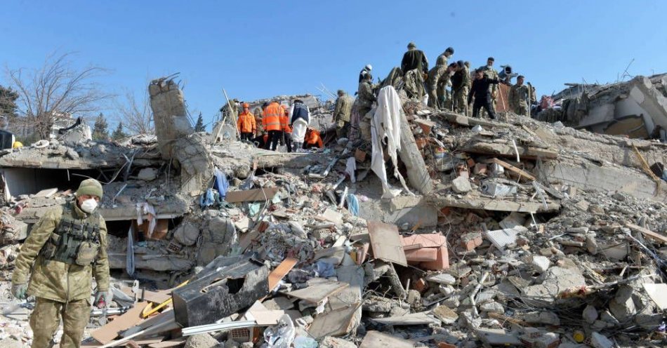 zdjęcie: Sześć dni po trzęsieniu ziemi ratownicy nadal znajdują żywych ludzi, ale przygotowywane są również masowe groby / fot. PAP