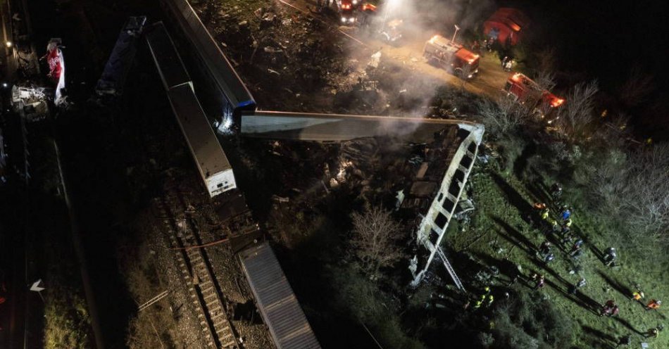 zdjęcie: Do 36 wzrosła liczba ofiar śmiertelnych zderzenia pociągów, ponad 85 osób jest rannych / fot. PAP