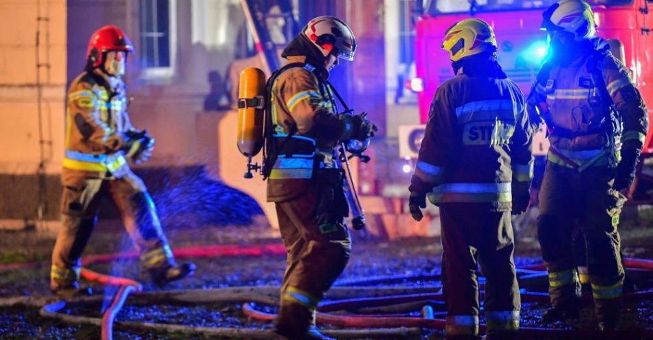 zdjęcie: Pożar kamienicy w Starogardzie Gdańskim; dwie osoby trafiły do szpitala / fot. PAP