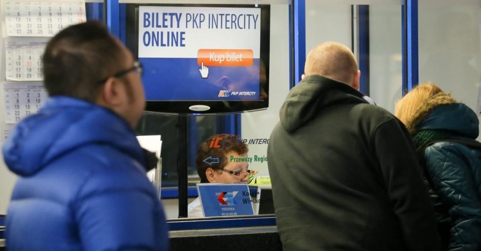 zdjęcie: PKP Intercity chce, by jego bilety można było kupić w sklepach, kioskach lub stacjach benzynowych / fot. PAP