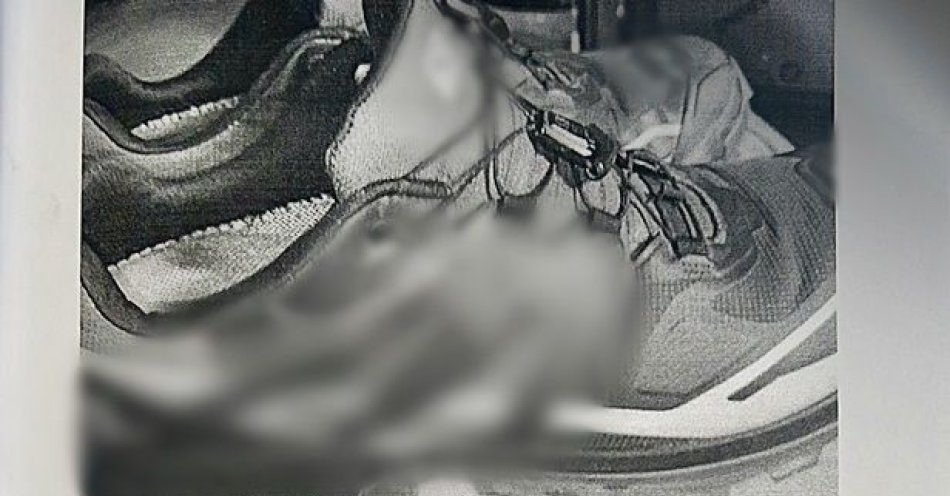 zdjęcie: 45-letni złodziej w rękach wałbrzyskich policjantów. Ukradł buty, a następnie chciał je sprzedać przez internet. Nie przypuszczał, że kupującymi będą / fot. KMP w Wałbrzychu